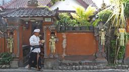 Umat Hindu saat melaksanakan ritual persembahyangan Hari Raya Galungan di Kampung Bali, Bekasi Utara, Bekasi, Jawa Barat, Rabu (16/9/2020). Perayaan Hari Raya Galungan tersebut tetap menerapkan protokol kesehatan secara ketat untuk mencegah penyebaran COVID-19. (Liputan6.com/Herman Zakharia)