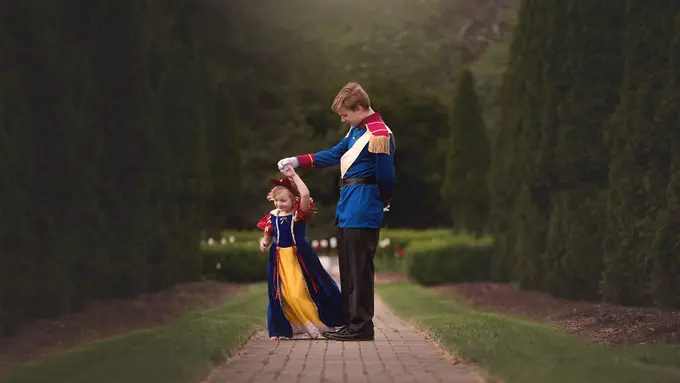 Di Balik Foto Kakak-Adik yang Manis ini, Ada Keharuan Seorang Ibu