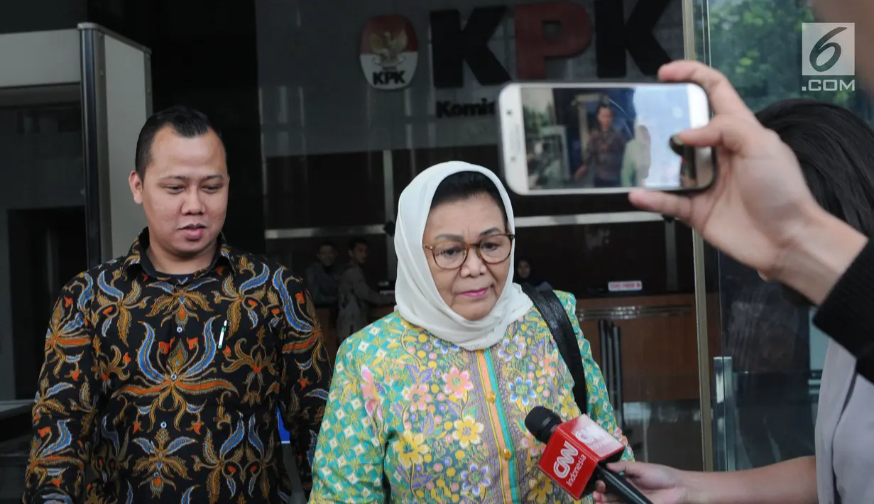 Mantan Sekretaris Direktur Jenderal Administrasi Kependudukan Kemendagri, Triyuni Soemartono menjalani pemeriksaan di KPK, Jakarta, Jumat (1/2). Triyuni diperiksa sebagai saksi untuk tersangka mantan anggota DPR, Markus Nari. (Merdeka.com/Dwi Narwoko)
