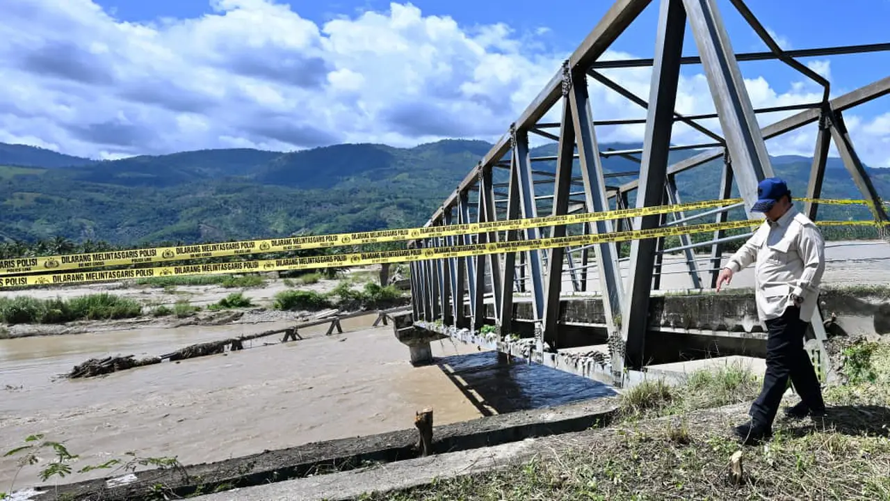 Presiden Prabowo saat meninjau salah satu infrastruktur jembatan yang hancur usai diterjang banjir. (Istimewa)