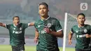 Pemain tengah Persikabo 1973, Gustavo Tocantins (tengah) usai mencetak gol dari titik penalti saat melawan Persebaya Surabaya pada lanjutan pekan pertama BRI Liga 1 Indonesia 2022-2023 di Stadion Pakansari, Kabupaten Bogor, Senin (25/7/2022). Persikabo 1973 berhasil meraih poin penuh usai menumbangkan perlawanan Persebaya Surabaya 1-0. (Liputan6.com/Helmi Fithriansyah)