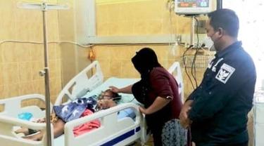 Siti Nur Kholifah dirawat di  RSUD Abdorehem Situbondo dalam kondisi kritis. (Istimewa).