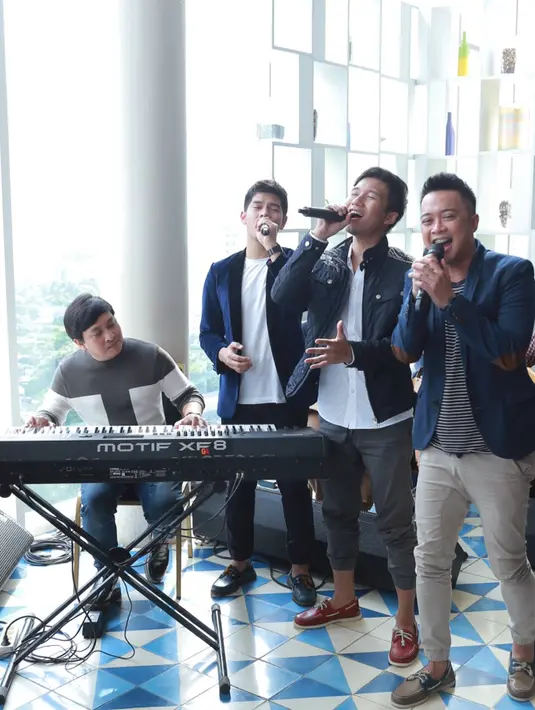 Yovie Widianto saat louncing album #BUKANMODUS grup vokal 5 Romeo di kawasan Thamrin, Jakarta Pusat, Rabu (27/1/2016). (Galih W. Satria/Bintang.com)