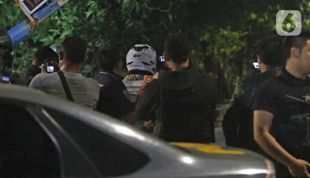 Polisi melakukan adegan rekonstruksi kasus penyiraman air keras terhadap penyidik KPK Novel Baswedan di Jalan Deposito, Kelapa Gading, Jakarta, Jumat (7/2/2020). Rekonstruksi yang berjalan tertutup itu menghadirkan dua tersangka yang diduga sebagai pelaku penyiraman. (Liputan6.com/Herman Zakharia)