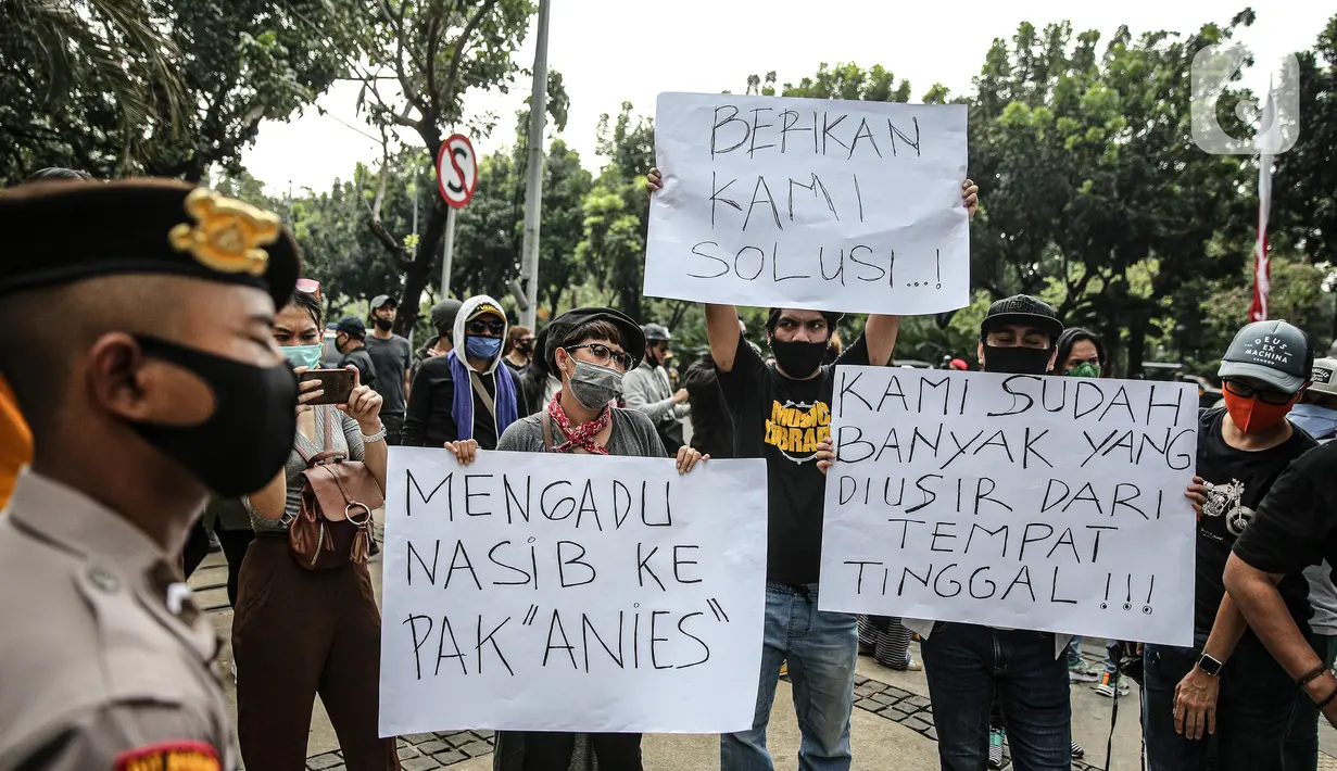 Sejumlah musisi kafe saat melaksanakan aksi di depan Balai Kota Jakarta, Rabu (8/7/2020). Aksi ngamen di depan Balai Kota Jakarta yang diikuti oleh musisi kafe itu untuk menyuarakan aspirasi pekerja seni harian yang terdampak mata pencahariannya selama masa PSBB. (Liputan6.com/Faizal Fanani)