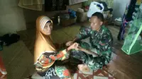 Salah satu warga yang menyerahkan senpi kepada anggota TNI adalah seorang ibu rumah tangga. (Liputan6.com/Raden AMP)