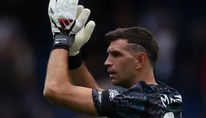 Baru Debut, Emiliano Martinez Sudah Pasang Target Juara Liga Inggris Bersama Chelsea