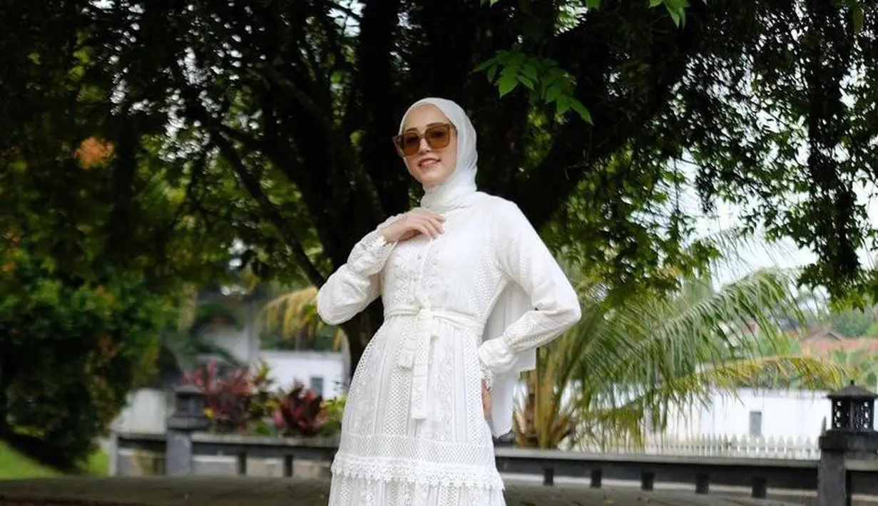 Simpel tapi elegan, cukup pilih gamis ruffle lace seperti look Adelia Pasha ini. Nuansa Fitri semakin terasa! (Instagram/adeliapasha).