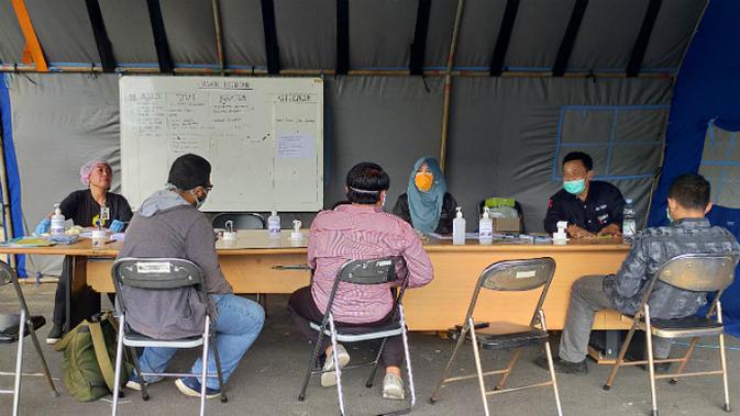 Petugas kesehatan berjaga di Posko Tanggap Darurat Corona Covid-19 yang didirikan di depan Balai Kota Malang (Liputan6.com/Zainul Arifin)