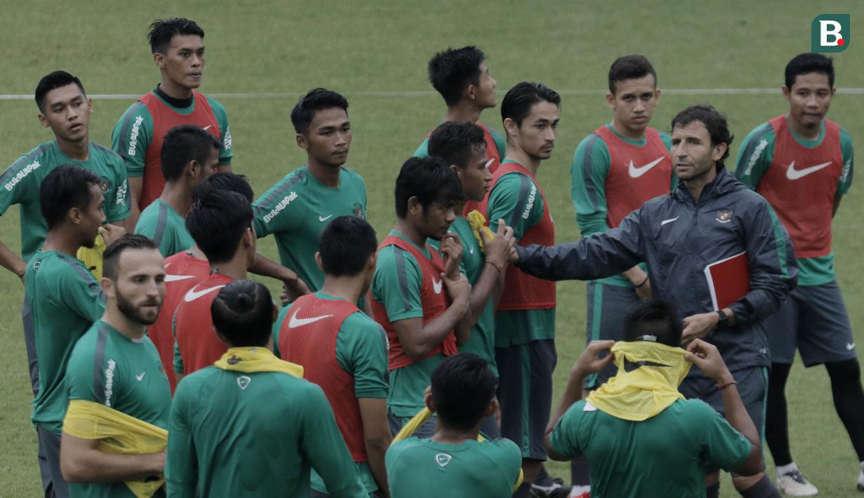 Pelatih Timnas Indonesia U-23, Luis Milla, saat latihan di Lapangan ABC Senayan, Jakarta, Rabu (25/4/2018). Latihan tersebut dalam rangka persiapan Anniversary Cup 2018. (Bola.com/M Iqbal Ichsan)