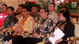 Presiden Joko Widodo (dua kanan) didampingi Menko Polhukam Wiranto (dua kiri), Menhut Siti Nurbaya (kanan), dan Panglima TNI Marsekal Hadi Tjahjanto saat Rapat Koordinasi Nasional Pengendalian Kebakaran Hutan dan Lahan di Istana Negara, Jakarta, Selasa (6/8/2019). (Liputan6.com/Angga Yuniar)