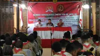 Kedua narasumber membahas materi “Pancasila dan Hakikat Kedaulatan Negara” dalam sebuah forum diskusi yang berlangsung di Ruang Ramayana Balemong Resort.