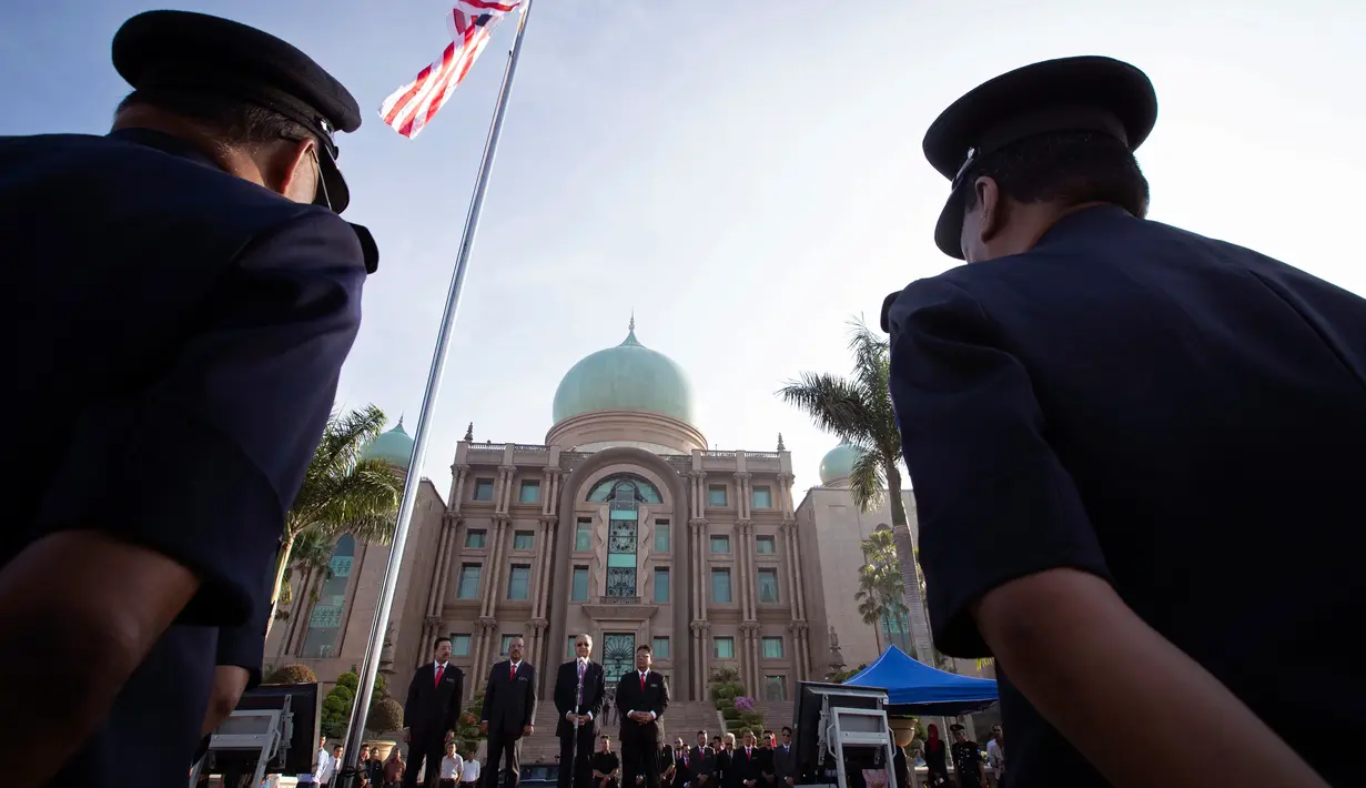 Petugas keamanan setempat berjaga saat Perdana Menteri baru Malaysia Mahathir Mohamad berpidato dalam pertemuan bulanan pertamanya sebagai perdana menteri di Putrajaya, Malaysia (21/5). (AP/Vincent Thian)