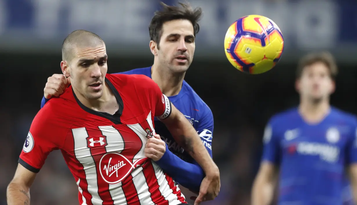Gelandang Chelsea, Cesc Fabregas, berebut bola dengan pemain Southampton, Oriol Romeu, pada laga Premier League di Stadion Stamford Bridge, Kamis (3/1). Kedua tim bermain imbang 0-0. (AP/Frank Augstein)