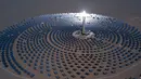 Pemandangan pembangkit listrik tenaga surya di Dunhuang, Provinsi Gansu, China, Minggu (2/9). Sejak tahun 2010, China secara rutin menggandakan kapasitas produksi energi surya. (STR/AFP)