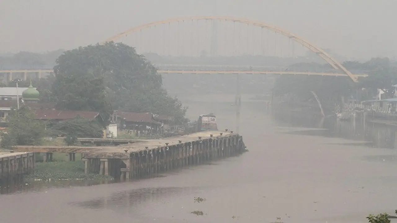 Suasana Kota Pekanbaru yang diselimuti kabut asap tebal hasil kebakaran hutan dan lahan.
