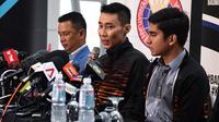 Pebulutangkis Malaysia, Lee Chong Wei (tengah) mengumumkan pensiun melalui konferensi pers di Putrajaya, Kamis (13/6/2019). Setelah berkarier selama 19 tahun di dunia bulu tangkis, Lee Chong Wei akhirnya memutuskan untuk menggantung raket alias pensiun. (Mohd RASFAN / AFP)