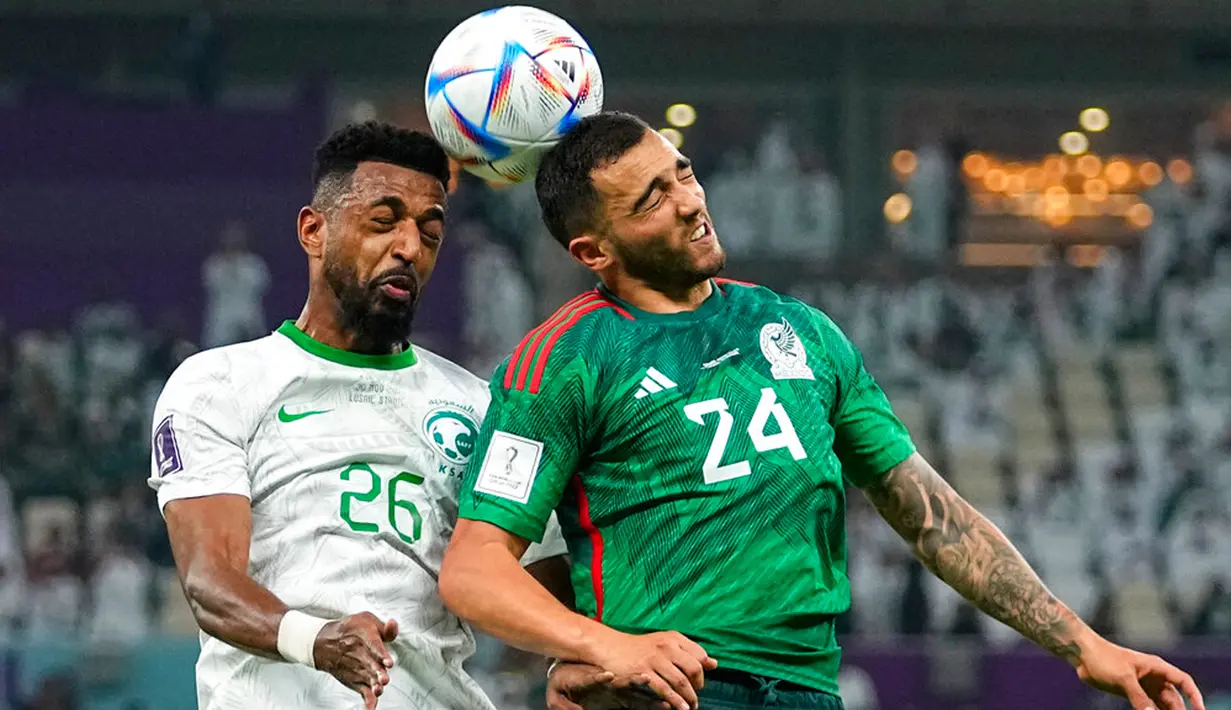 Pemain Arab Saudi Riyadh Sharahili (kiri) dan pemain Meksiko Luis Chavez menyundul bola pada pertandingan sepak bola Grup C Piala Dunia 2022 di Stadion Lusail, Lusail, Qatar, 30 November 2022. Meksiko menang 2-1 tetapi gagal melaju ke babak 16 besar Piala Dunia 2022. (AP Photo/Julio Cortes)