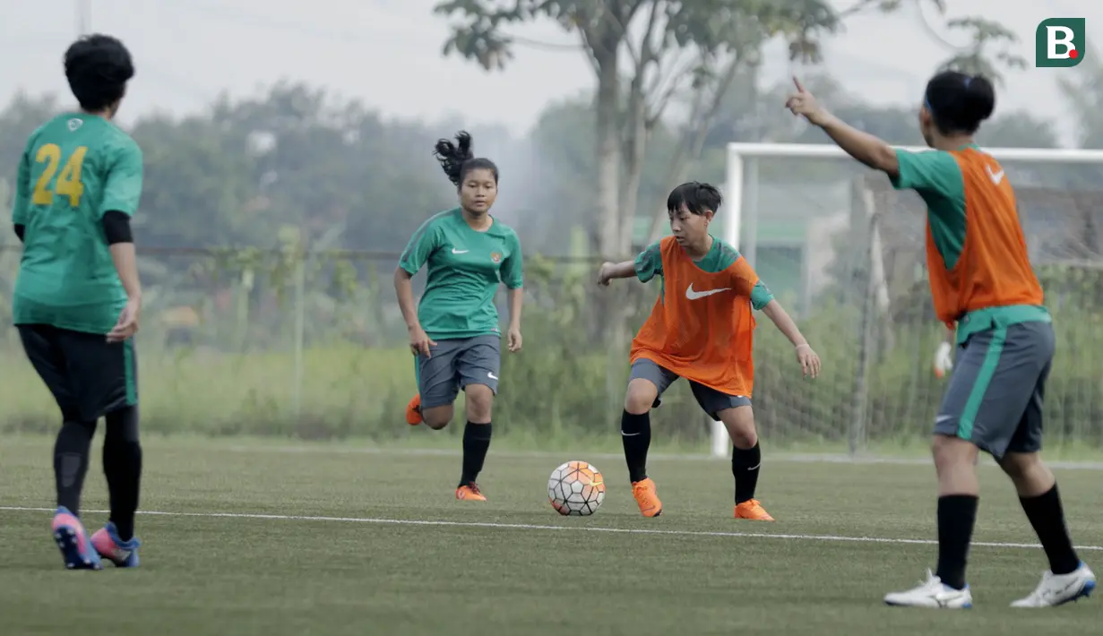 Pemain Timnas wanita Indonesia, Mitha Nur Fajriana, menggiring bola saat seleksi pemain di Lapangan Sawangan, Depok, Selasa (6/3/2018). 40 pemain mengikuti Seleksi untuk Asian Games dan Piala AFF Wanita 2018. (Bola.com/M Iqbal Ichsan)