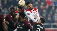 Pemain Olympiakos Piraeus, Miguel Ángel Guerrero dan Jagos Vukovic berebut bola dengan pemain AC Milan, Cristian Zapata dalam laga keenam Grup F Liga Europa di Stadion Georgios Karaiskakis, Kamis (13/12). AC Milan takluk 1-3. (AP/Petros Giannakouris)