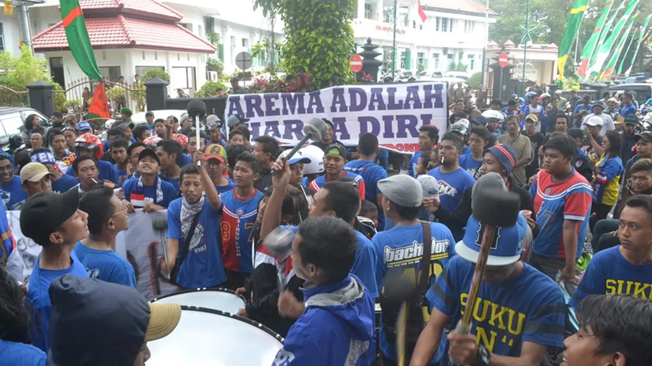 Aremania Demo BOPI dan Menpora