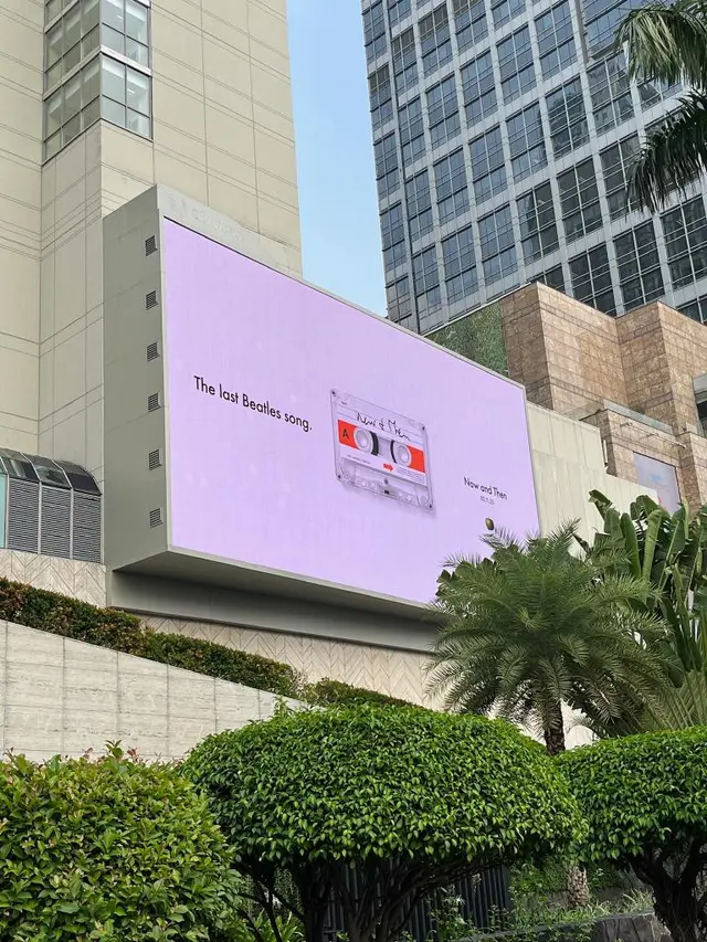 Salah satu Bilboard perilisan lagu The Beatles di Jakarta (Istimewa)