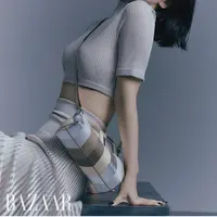 Biasanya Song Hye Kyo, selalu tampil soft dan feminim disetiap kesempatan. Namun dipemotretan bersama Harper's Bazaar Korea, ia tampil berbeda dengan makeup boldnya. (@kyo1122)