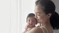 Anti-Mainstream, Atiqah Hasiholan Pilih Tak Tindik Telinga Anak