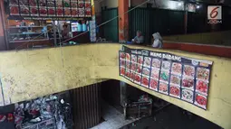 Suasana kios makanan di Pasar Cipete, Jakarta, Sabtu (10/8/2019). Konsep revitalisasi direncanakan akan mengintegrasikan pasar dengan permukiman penduduk, rusunawa, rusunami, hotel, dan perkantoran, dengan penambahan fasilitas, seperti bioskop rakyat pada beberapa pasar. (Liputan6.com/Angga Yuniar)