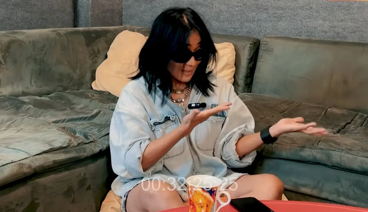 Menurutnya, julukan tersebut kurang tepat untuk dirinya. Ie menilai lebih tepat julukan tersebut untuk Nicky Astria yang genre musiknya rock. Sedangkan Atiek beraliran pop rock. [Youtube/Ferdy ELEMENT]