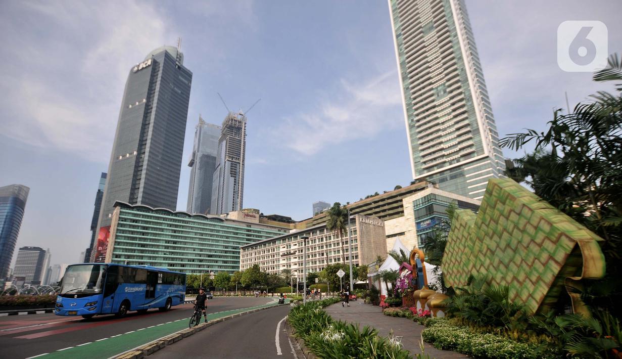 <p>Suasana lengang arus lalu-lintas di Jalan Jenderal Sudirman, Jakarta, Senin (2/5/2022). Hiruk-pikuk kemacetan lalu-lintas di Ibu Kota berubah lengang saat sebagian besar warga mudik ke kampung halaman untuk merayakan Idul Fitri 1443 Hijriah. (merdeka.com/Iqbal S. Nugroho)</p>