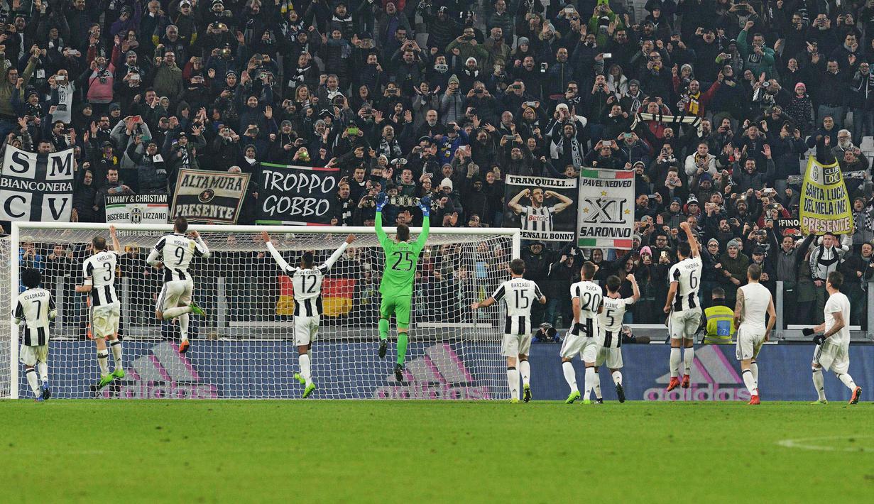 Para pemain Juventus merayakan kemenangan bersama suporter usai mengalahkan SSC Napoli pada leg pertama semifinal Coppa Italia di Juventus Stadium, Turin, (28/2/2017). Juventus menang 3-1. (EPA/Andrea Di Marco)