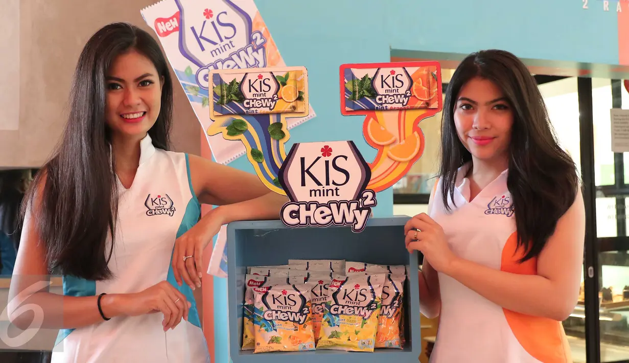 Model menunjukkan permen Kiss mengeluarkan varian baru kombinasi antara lemon dan mint yang merupakan produk dengan target pasar anak muda. (Liputan6.com/Angga Yuniar)