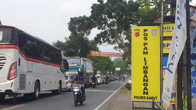 Antrian kendaraan pemudik 2023 lalu di depan pospam terpadu di kawasan GTC Limbangan, garut, Jawa Barat. (Liputan6.com/Jayadi Supriadin)