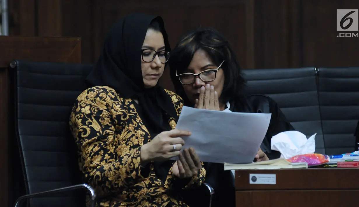 Terdakwa gratifikasi dan suap pemberian izin lokasi perkebunan kelapa sawit, Rita Widyasari berbincang dengan penasehat hukumnya pada sidang lanjutan di Pengadilan Tipikor, Jakarta, Rabu (16/5). (Liputan6.com/Helmi Fithriansyah)