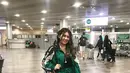 Via Vallen memiliki fashion airport yang simple namun tetap fashionable. Berbusana serba hijau yang dipadukan dengan sepatu putih dan kaos hitam sangatlah cocok. (Liputan6.com/IG/@viavallen)