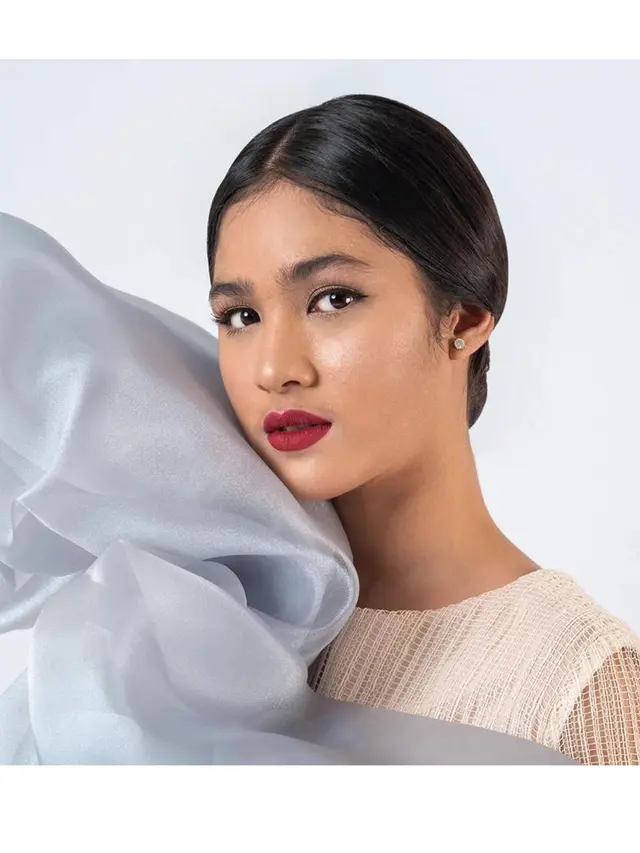 Biasa Natural, Ini 6 Potret Cut Syifa dengan  Makeup Tebal