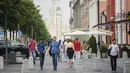 Orang-orang berjalan di sebuah jalan di Moskow, 13 Juli 2020. Rusia melaporkan 6.537 kasus terkonfirmasi baru COVID-19 dalam 24 jam terakhir, sehingga totalnya bertambah menjadi 733.699, demikian disampaikan pusat tanggap COVID-19 negara tersebut pada Senin (13/7). (Xinhua/Evgeny Sinitsyn)