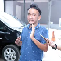Setelah keluar dari Gedung A RSCM, para selebriti yang habis menjenguk Julia Perez yang dikabarkan kritis sejak kemarin pada bungkam. Para selebriti ini hanya mengumbar senyum pada media yang ingin tahu kondisinya. (Deki Prayoga/Bintang.com)