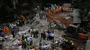 Suasana lokasi runtuhnya gedung berlantai lima di Mumbai, India, Selasa (25/7). Sejauh ini terdapat 4 orang tewas dan puluhan lainnya luka-luka yang telah berhasil dievakuasi oleh petugas. (AP/Rafiq Maqbool)