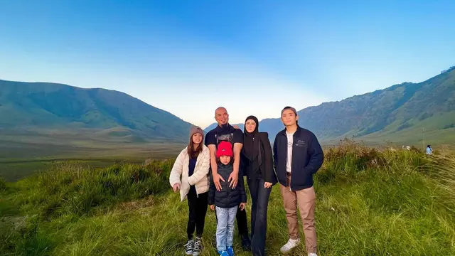 6 Potret Liburan Mulan Jameela dan Ahmad Dhani Ke Bromo Bersama Buah Hati