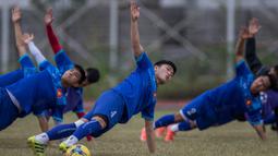 Para pemain Vietnam melakukan pemanasan di Lapangan Kompleks Stadion Pakansari, Jawa Barat, Kamis (1/12/2016). Vietnam akan menghadapi Timnas Indonesia pada semifinal Piala AFF 2016. (Bola.com/Vitalis Yogi Trisna)