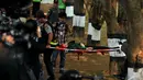 Seorang mahasiswi terpaksa ditandu dari lapangan upacara karena pingsan, Jakarta, Rabu (1/10/2014) (Liputan6.com/Johan Tallo)