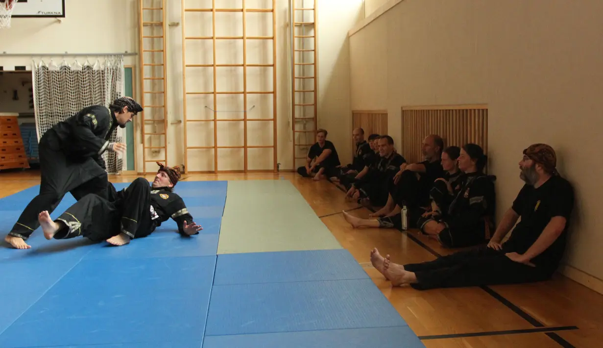 Murid-murid sekolah Anak Harimau tengah mengamati gerakan silat yang diperagakan guru mereka, Stefan Taibl dan Martin J. (Bola.com/Reza Khomaini)