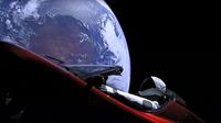 Mobil Tesla Roadster yang dilengkapi manekin astronot bernama Starman berada di roket Falcon Heavy (6/2). SpaceX melontarkan mobil listrik Tesla Roadster berwarna cherry red ke orbit Mars. (Ho/SpaceX/AFP)