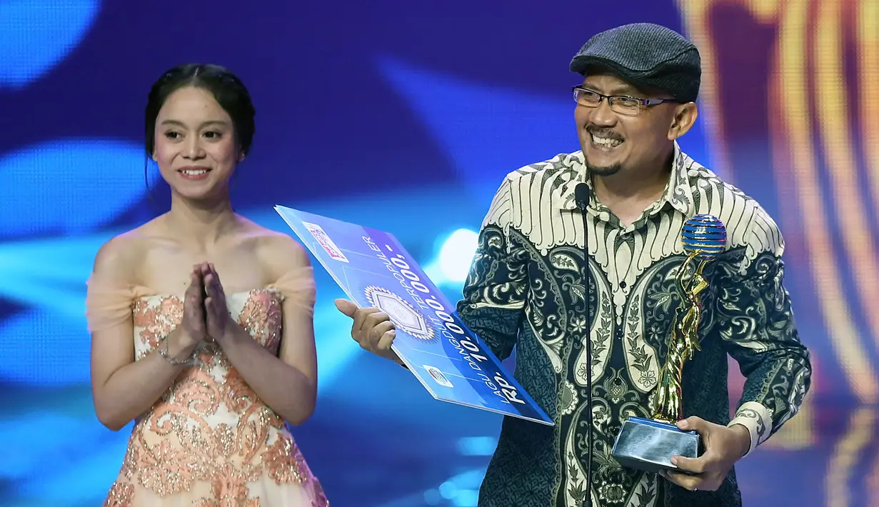 Selain mendapat piala  bergengsi, pencipta lagu, Hendro Saki juga meraih uang tunai sebesar 10 juta rupiah. Dari atas panggung, ia mengaku sangat bersyukur atas yang dicapainya selama ini. (Bambang E. Ros/Bintang.com)
