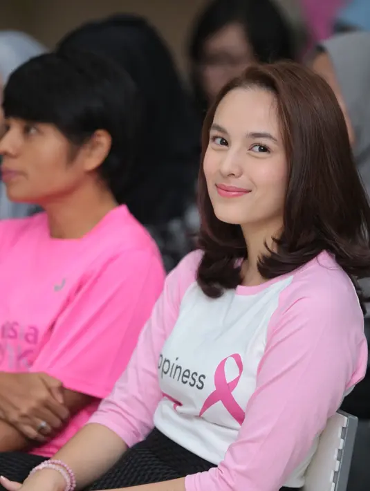 Maraknya penyakit kanker, terutama kanker payudara yang diderita oleh para wanita kerap membuat Chealsea sangat berhati-hati dalam menjalani hidup. Terlebih ibundanya yang juga menjadi salah satu survivor. (Adrian Putra/Bintang.com)