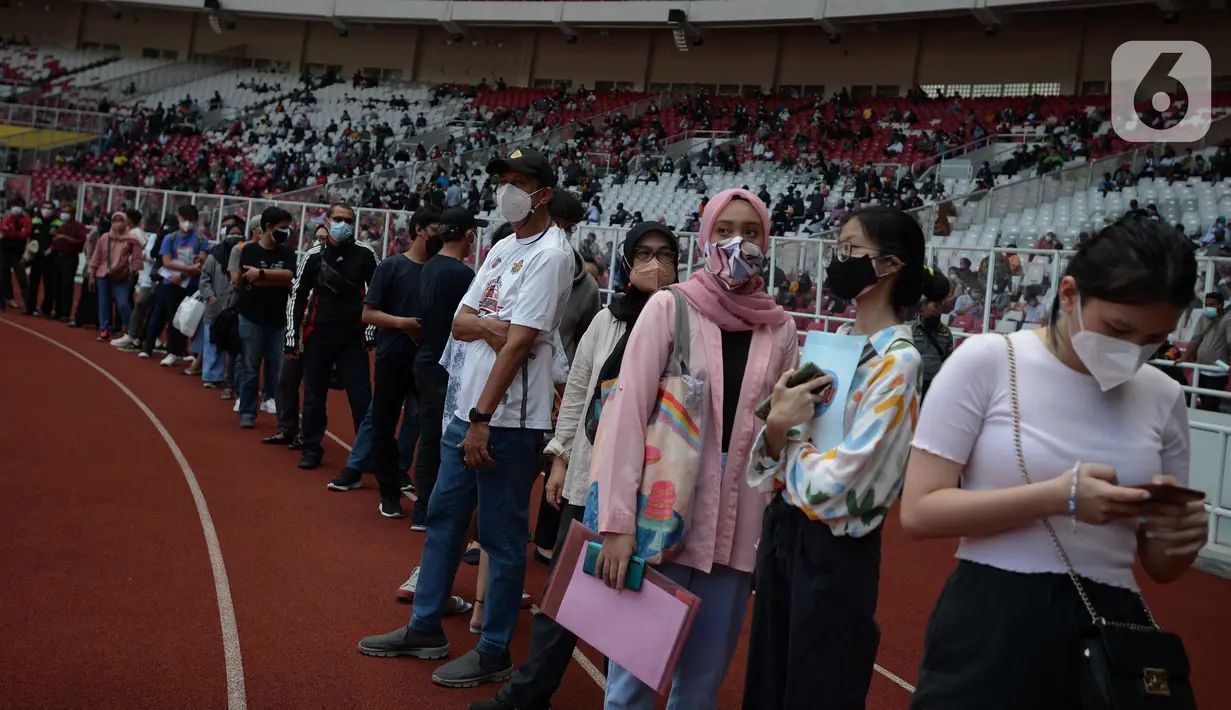 Warga antre untuk mendapatkan vaksinasi COVID-19 gratis di Stadion Gelora Bung Karno (GBK), Jakarta, Sabtu (26/6/2021). Vaksinasi ditargetkan dapat dilakukan kepada sekitar 8.000 hingga 10.000 peserta per hari. (merdeka.com/Imam Buhori)