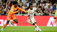 Tetapi, gol kedua tuan rumah baru tercipta pada menit ke-42. Umpan Rodrygo yang ditanduk Vinicius Junior masuk ke pojok kanan gawang. Skor 2-0 menutup babak pertama. (AP Photo/Jose Breton)