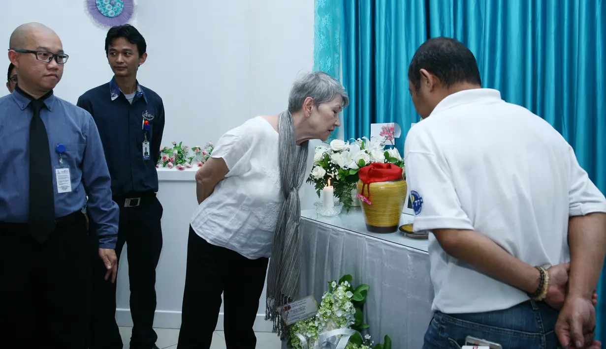 "Saya malah merasa dia bebas. Sebelumnya waktu dia sakit beban saya berat. Tapi sekarang karena dia sudah jalan, saya lebih plong, lebih lega gitu," kata Yvone di RS Sentra Medika Cibinong, Bogor, Jawa Barat, Kamis (30/11/2017). (Nurwahyunan/Bintang.com)